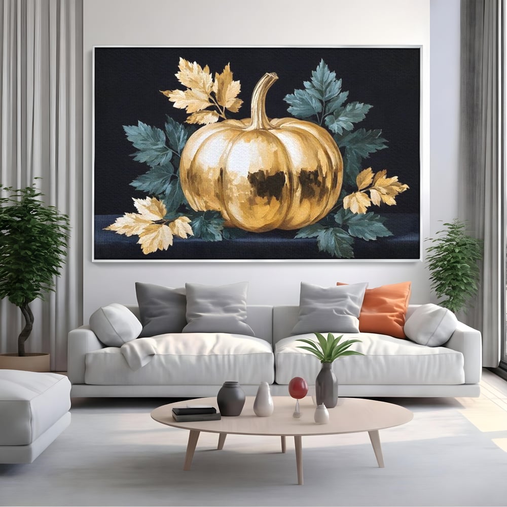 Tablou canvas cu tablou cu dovleac auriu si frunze, in rama de aluminiu argintiu, pe perete intr-un living